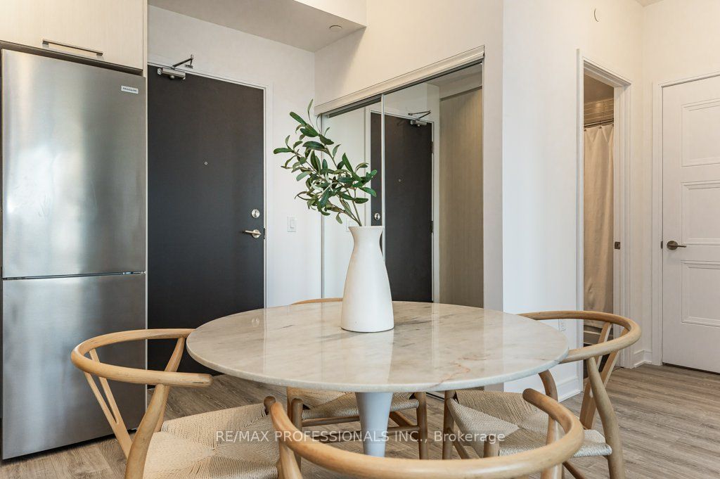 25 Neighbourhood Lane, #801