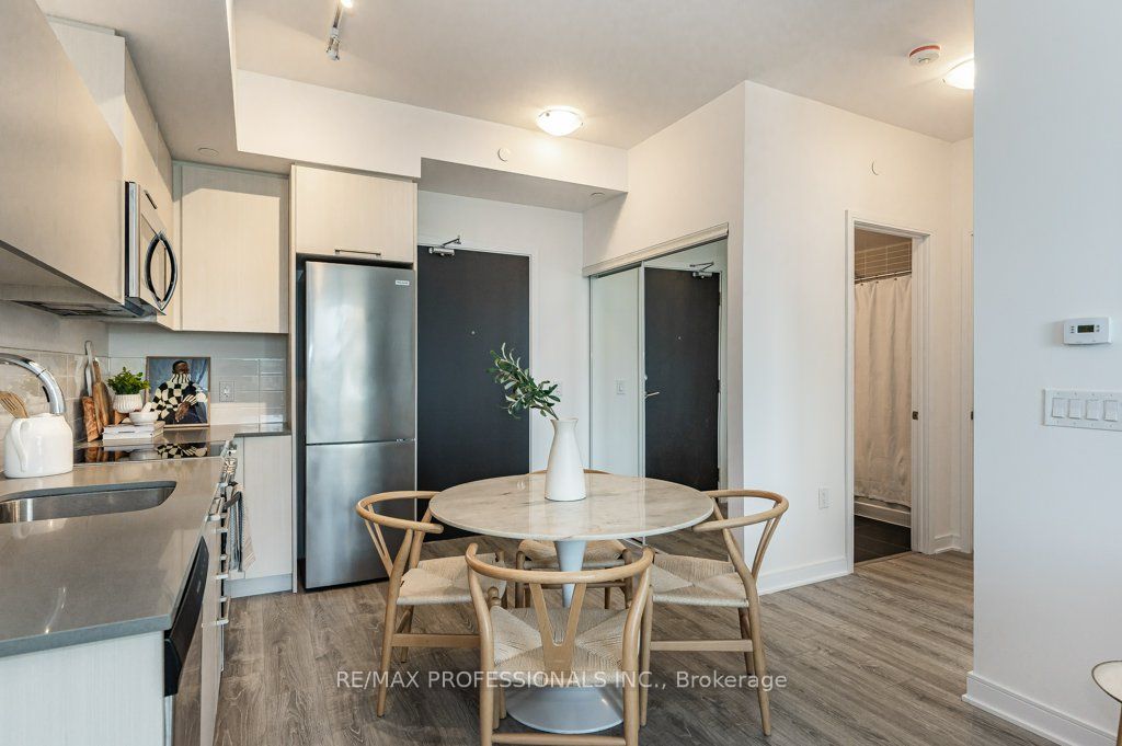 25 Neighbourhood Lane, #801