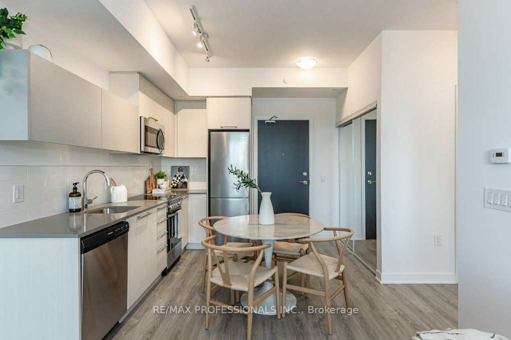 25 Neighbourhood Lane, #801