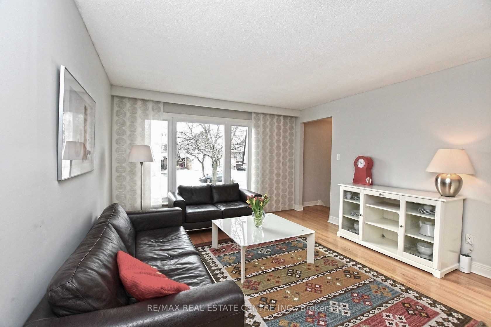 6389 Chaumont Cres, #Upper