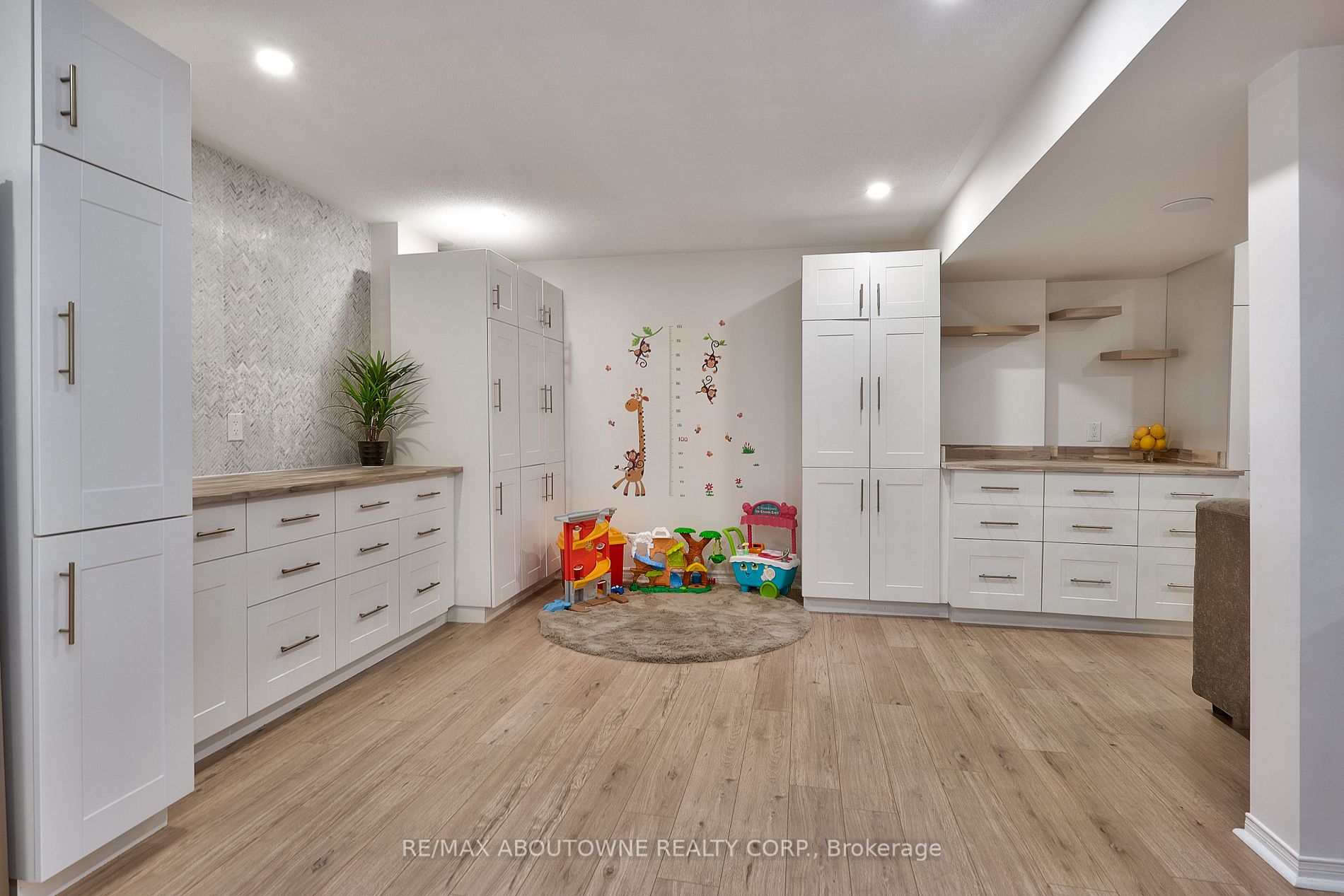 889 Stoutt Cres