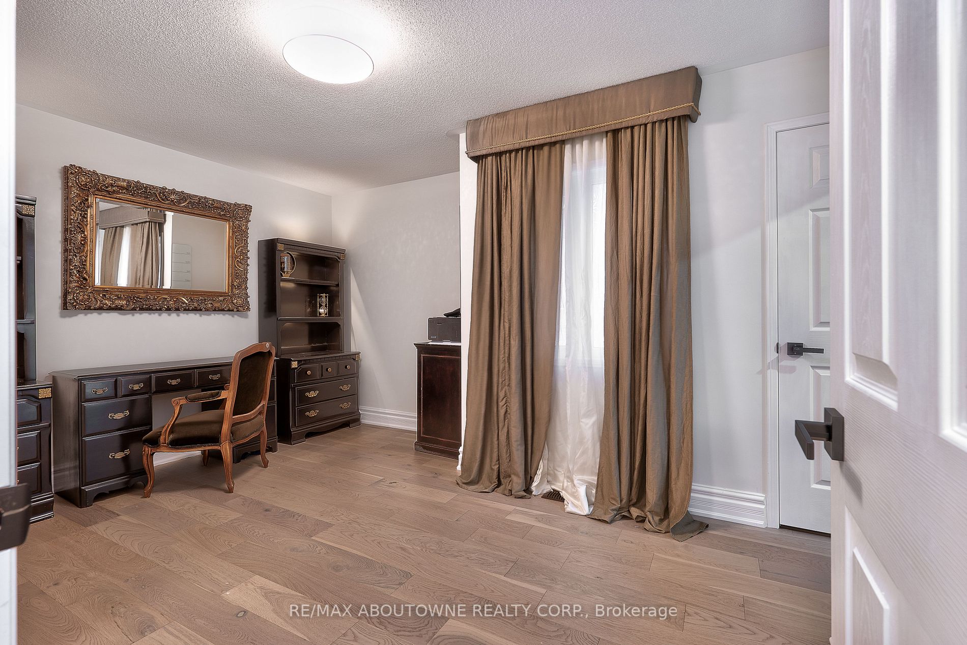 889 Stoutt Cres