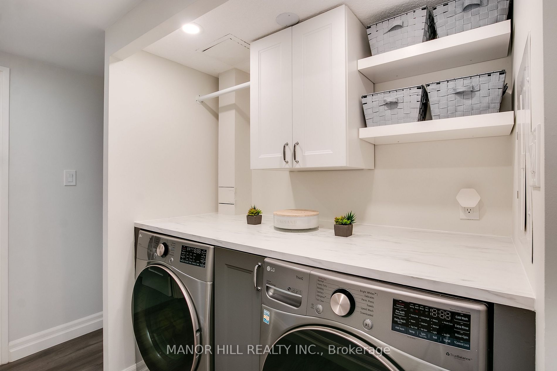 812 Burnhamthorpe Rd, #605
