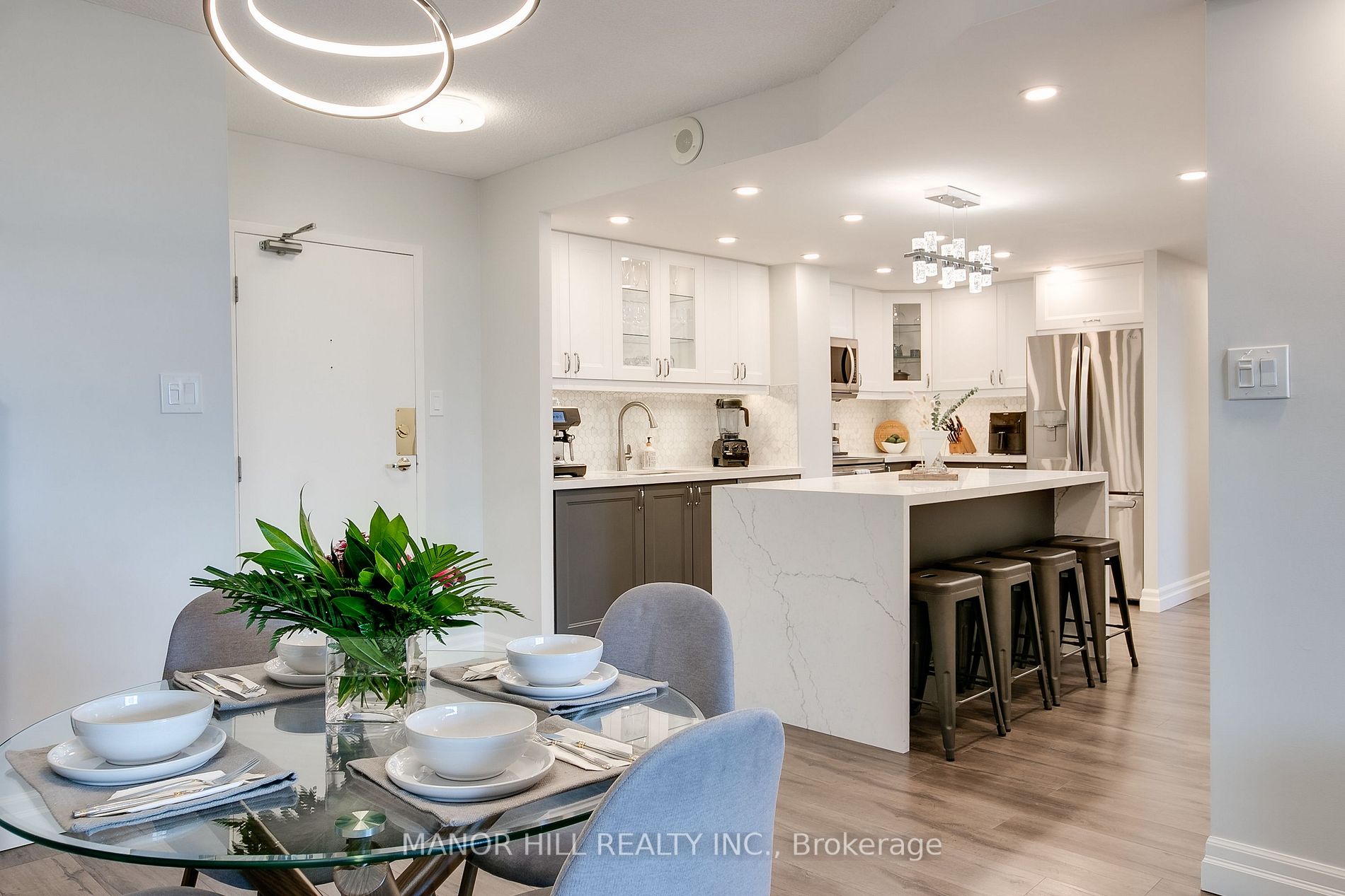 812 Burnhamthorpe Rd, #605