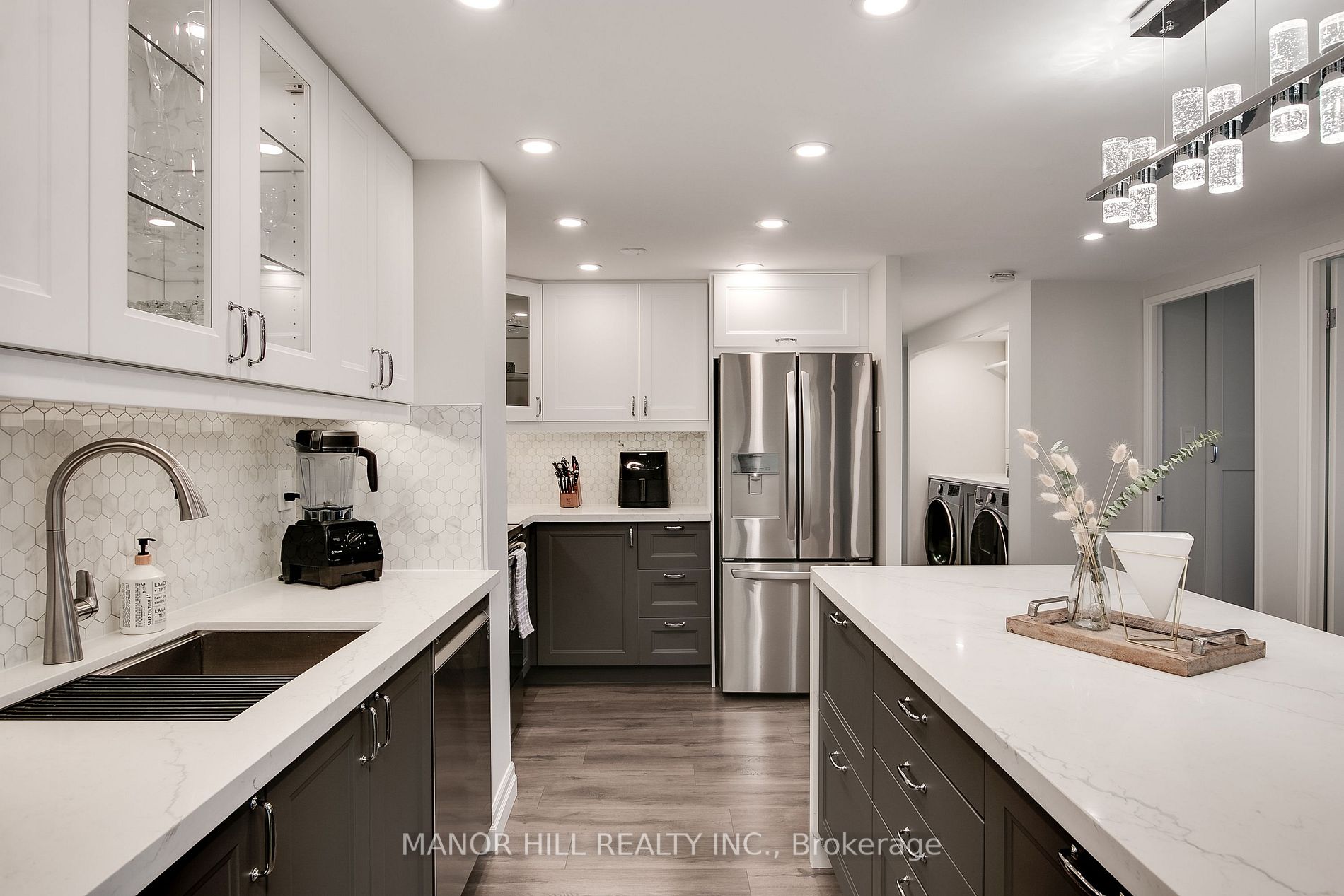 812 Burnhamthorpe Rd, #605
