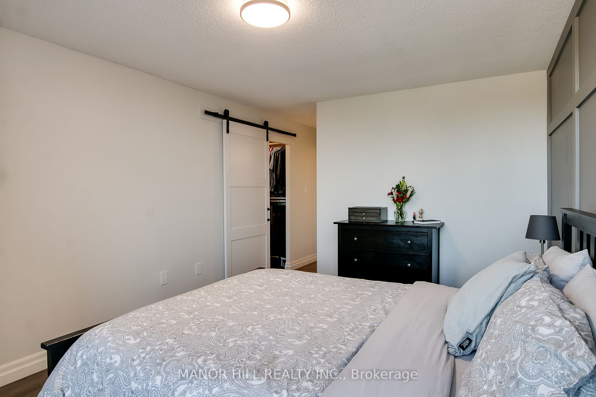812 Burnhamthorpe Rd, #605
