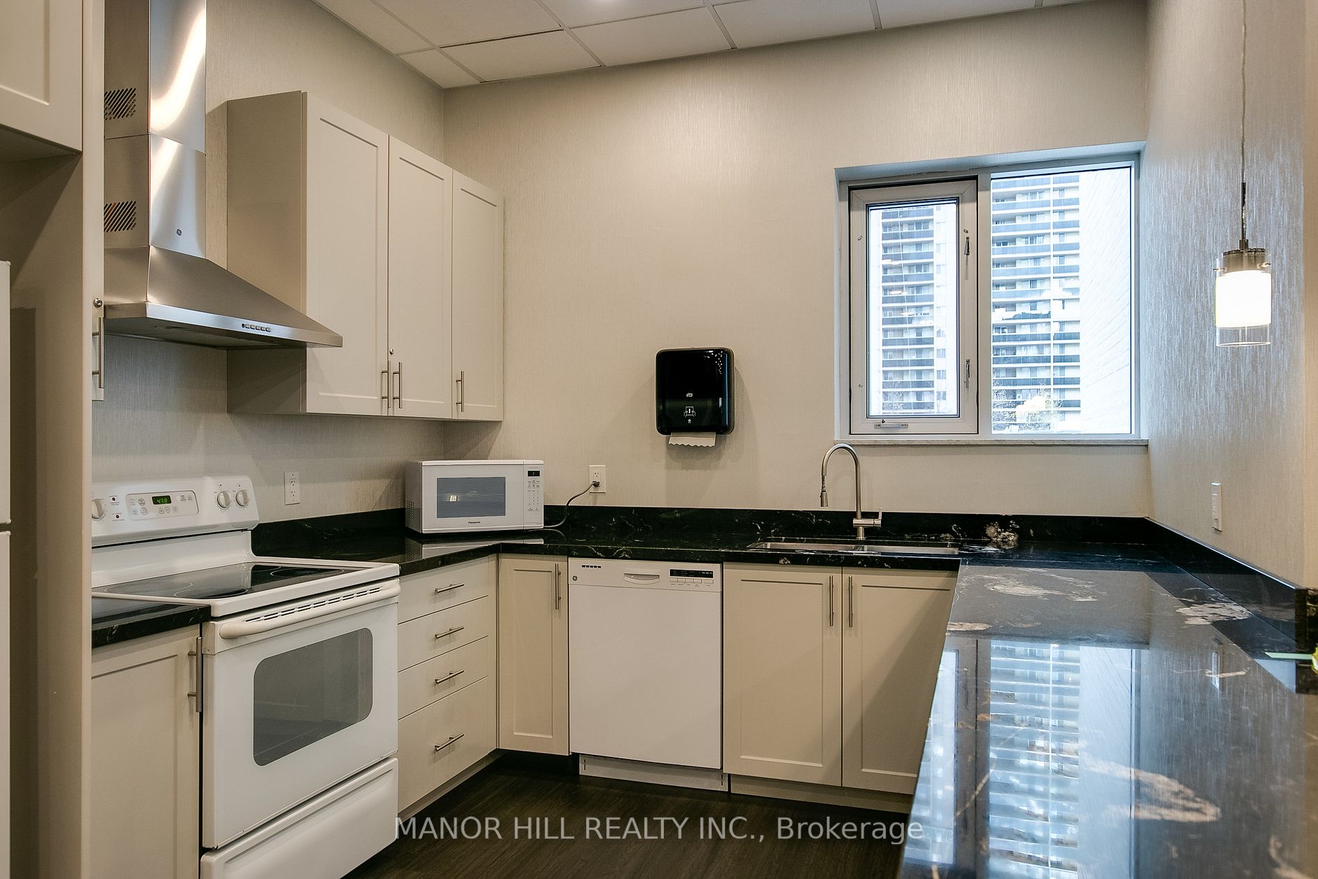 812 Burnhamthorpe Rd, #605