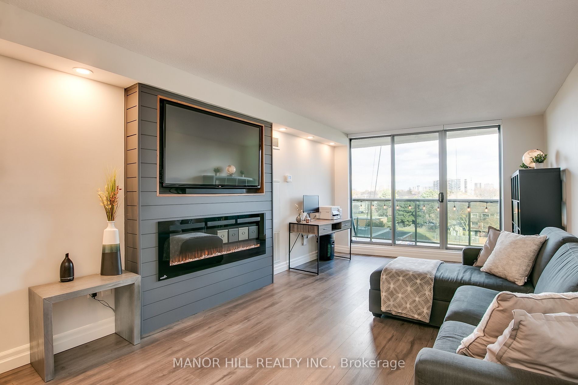 812 Burnhamthorpe Rd, #605
