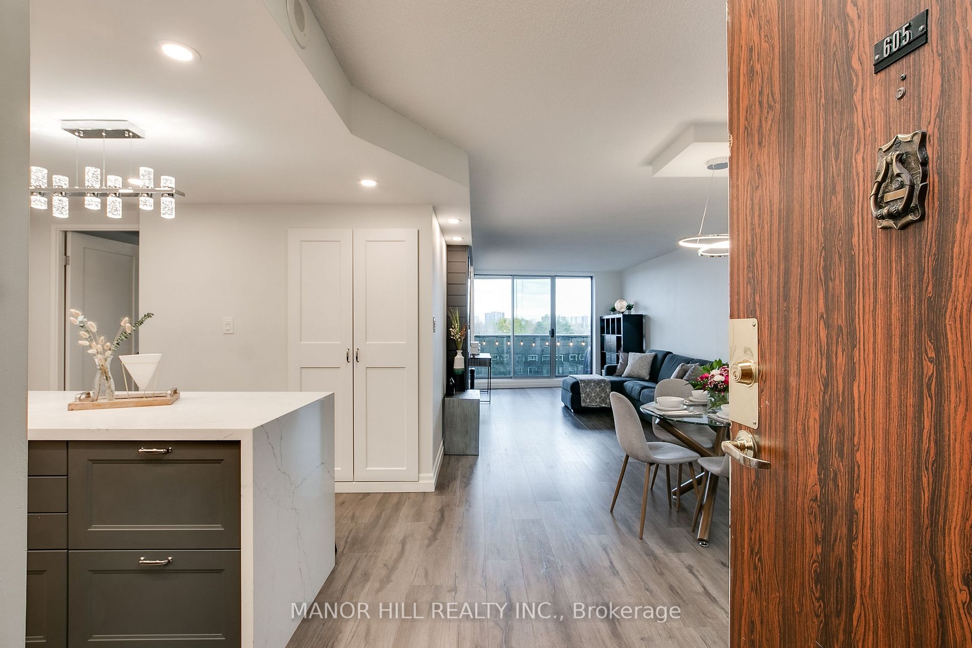 812 Burnhamthorpe Rd, #605