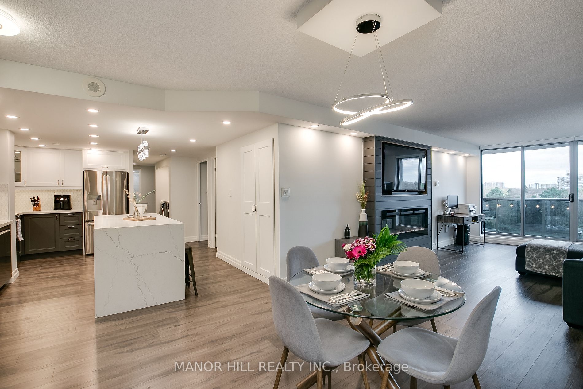 812 Burnhamthorpe Rd, #605