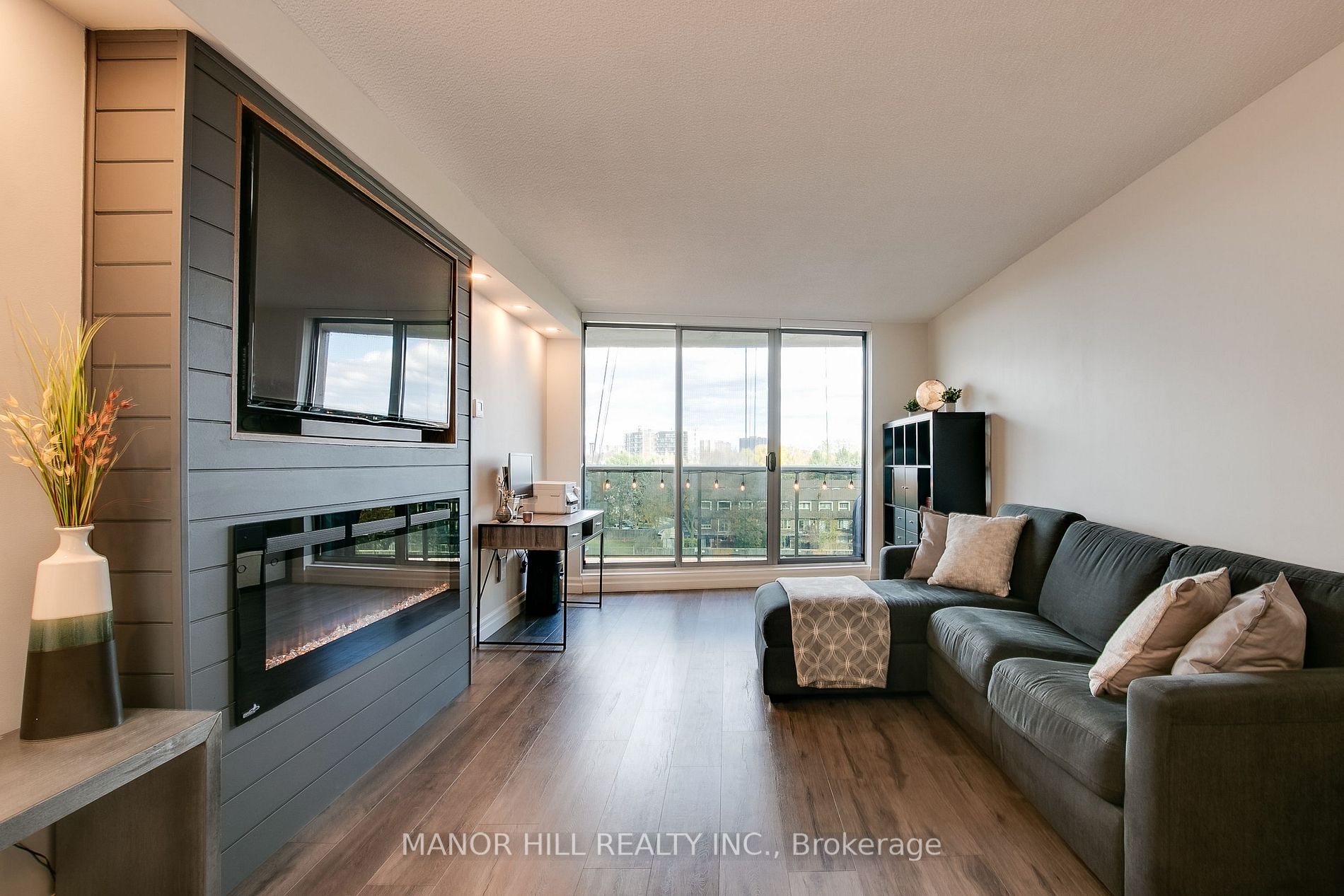 812 Burnhamthorpe Rd, #605