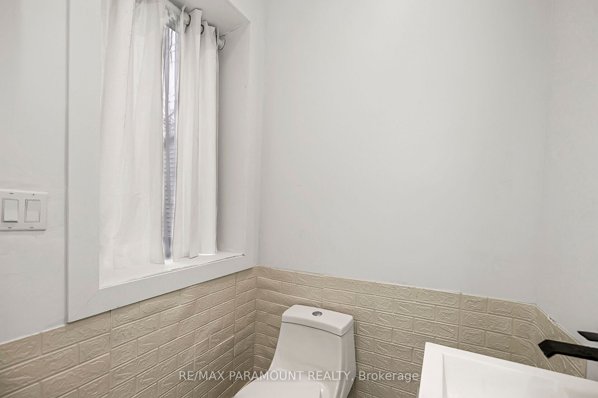 121 Mulock Ave