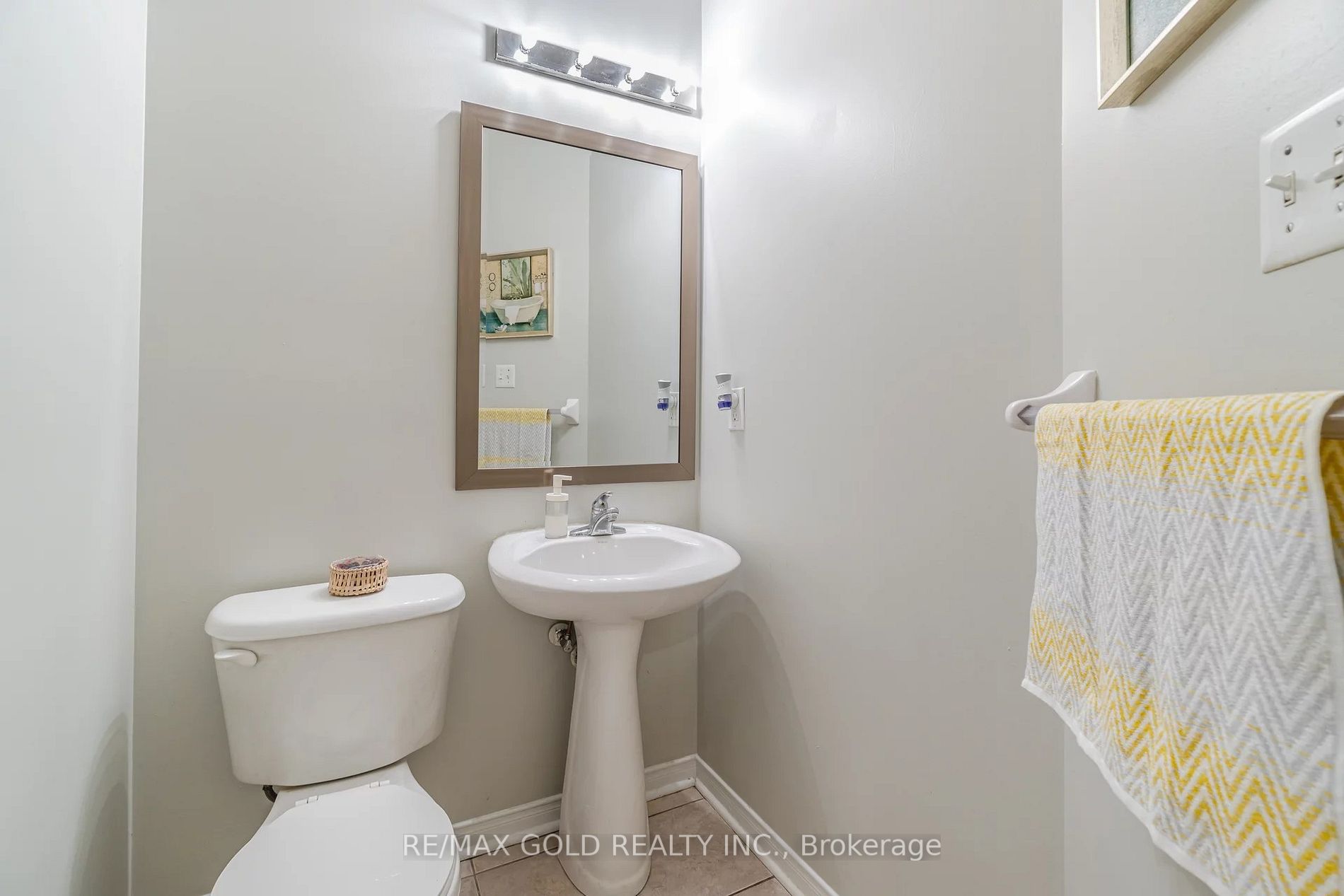 122 Crystalview Cres