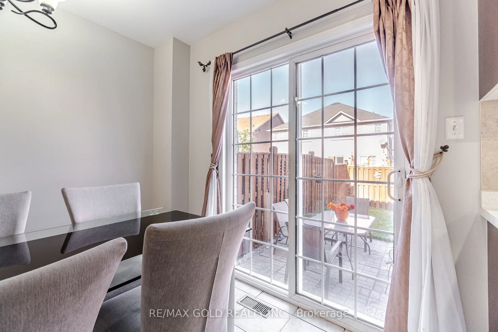 122 Crystalview Cres