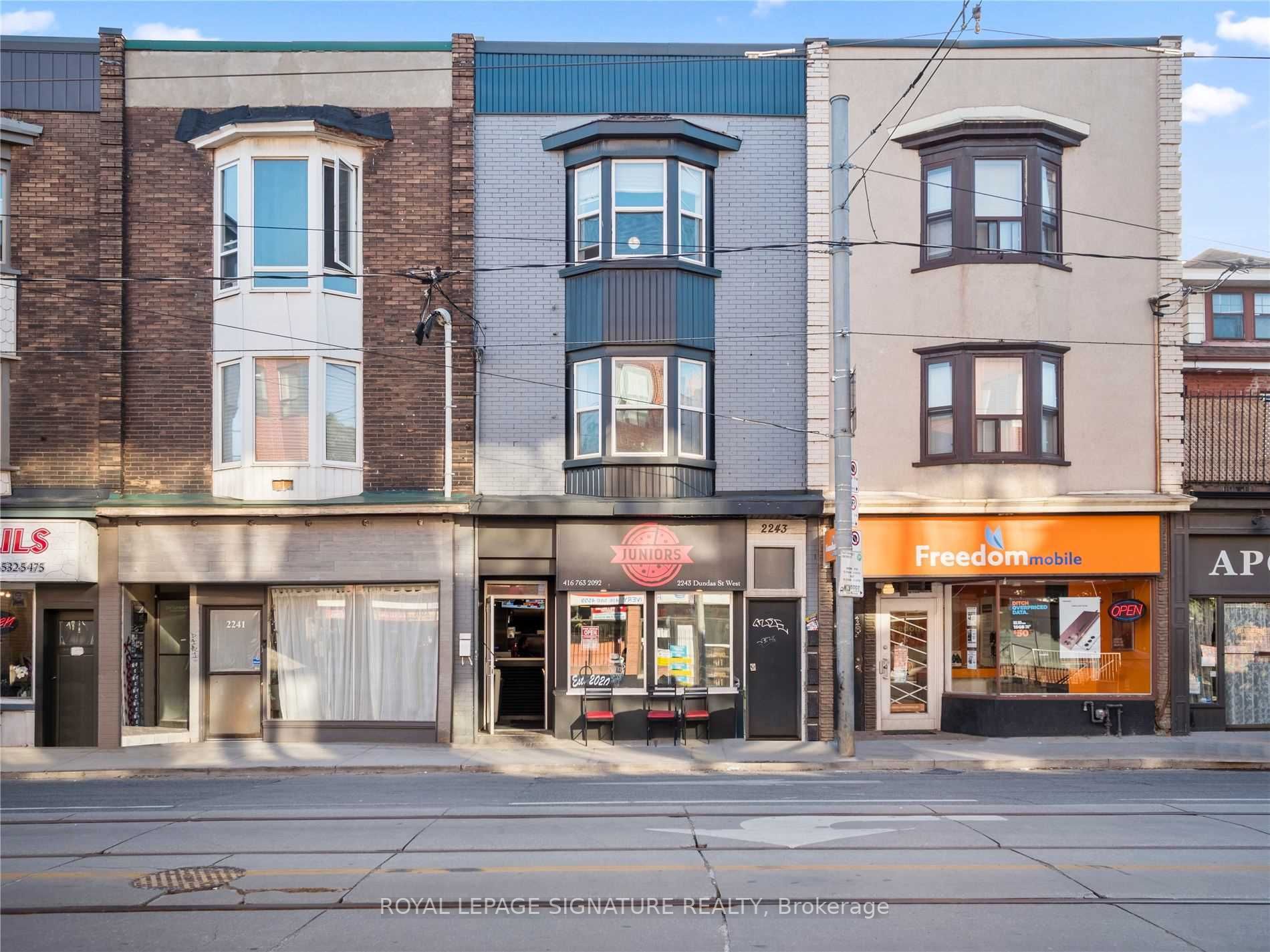 2243 Dundas St W