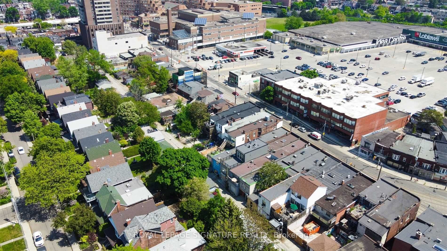 2243 Dundas St W