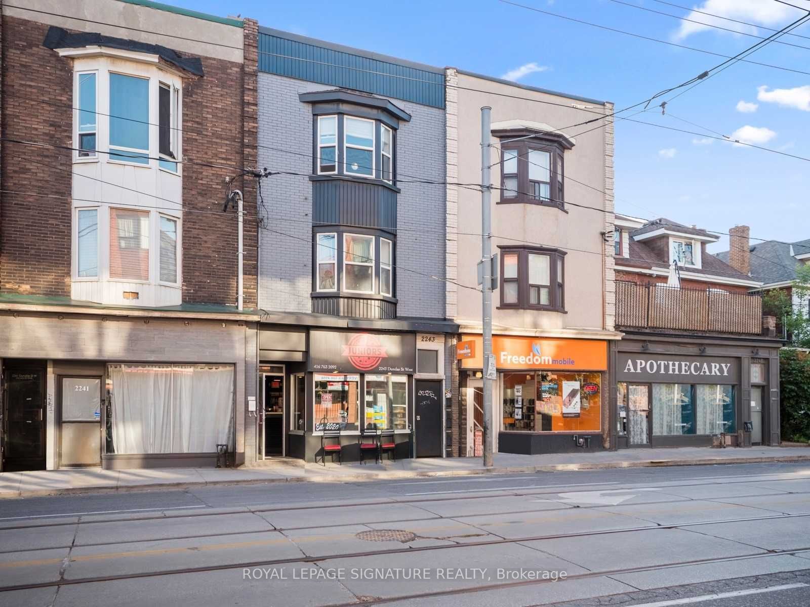 2243 Dundas St W