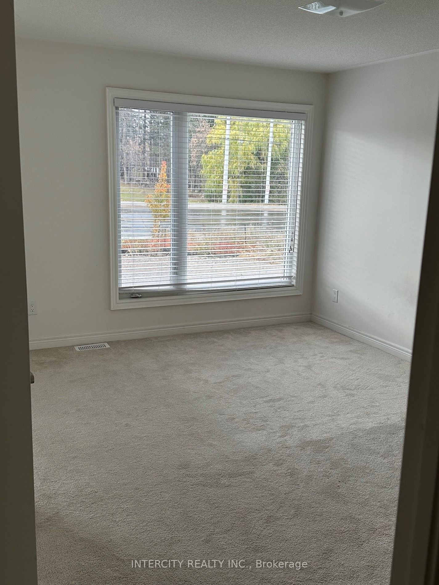 1 Queenpost Dr, #Upper