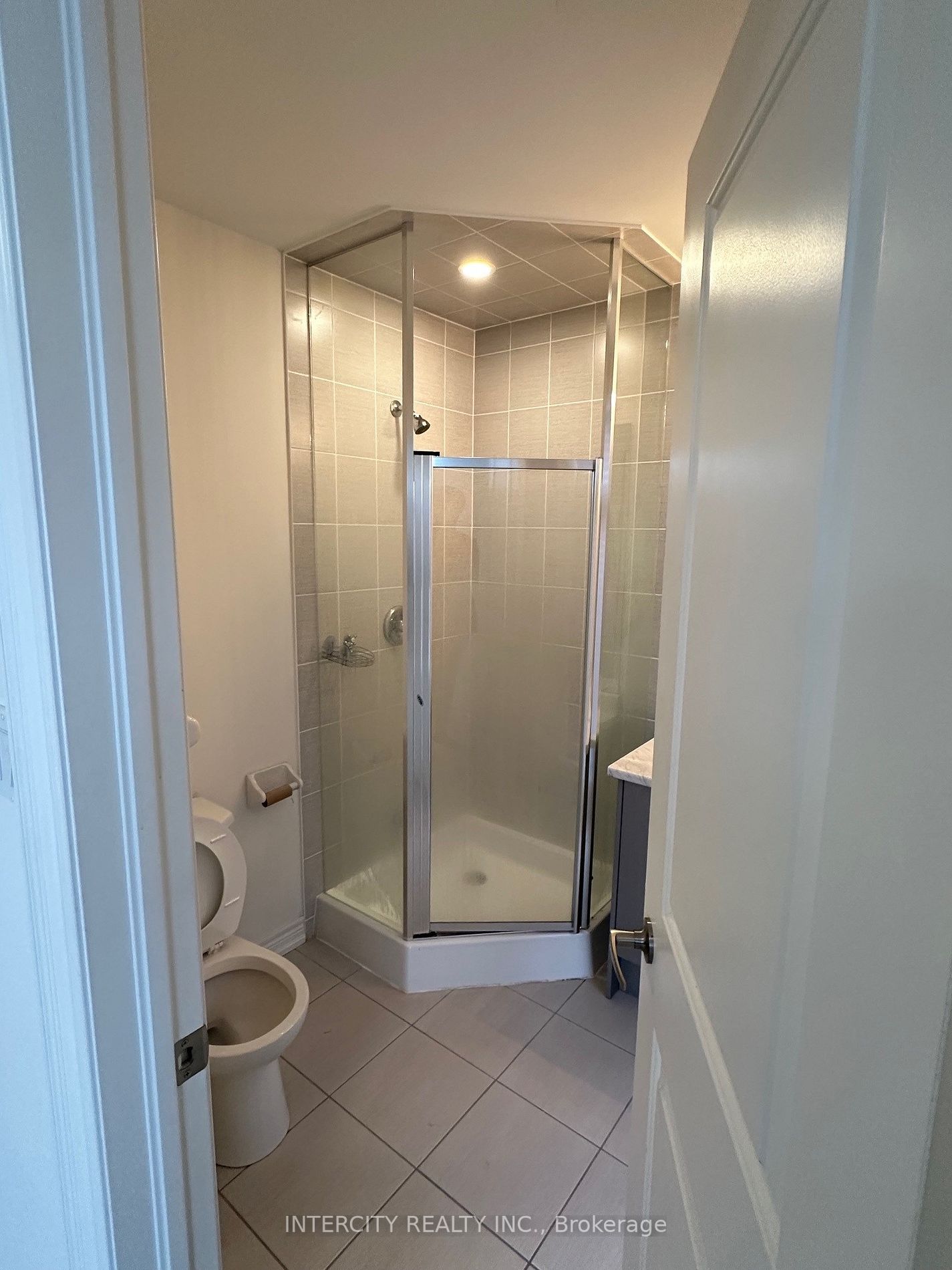 1 Queenpost Dr, #Upper