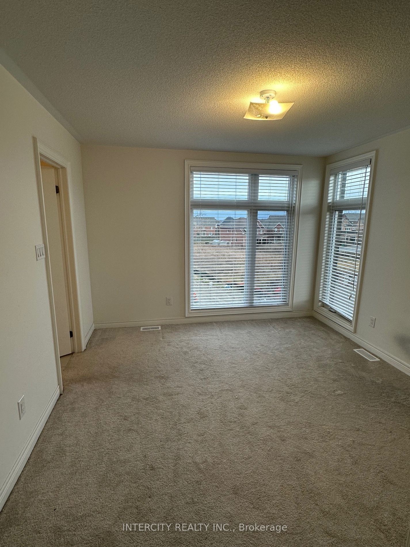 1 Queenpost Dr, #Upper