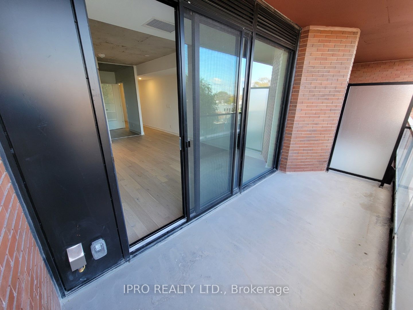 2720 Dundas St W, #415