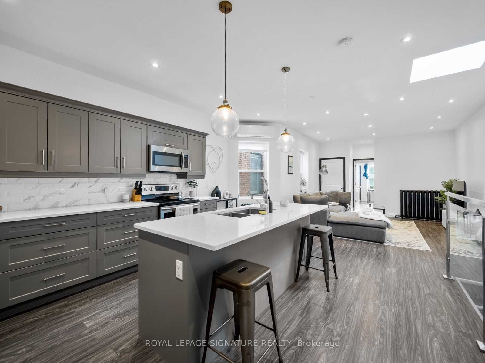 2243 Dundas St W