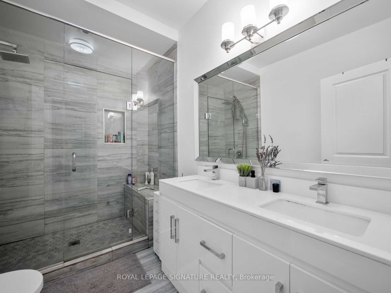 2243 Dundas St W