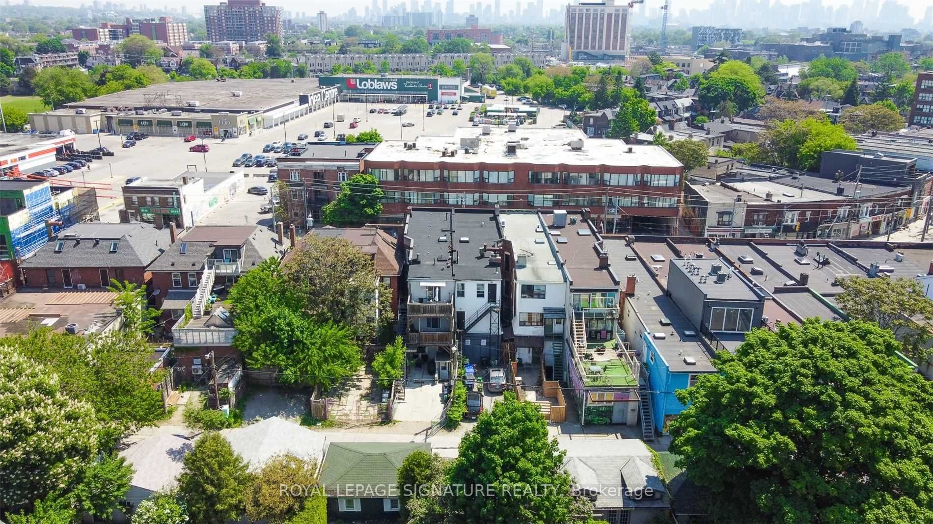 2243 Dundas St W