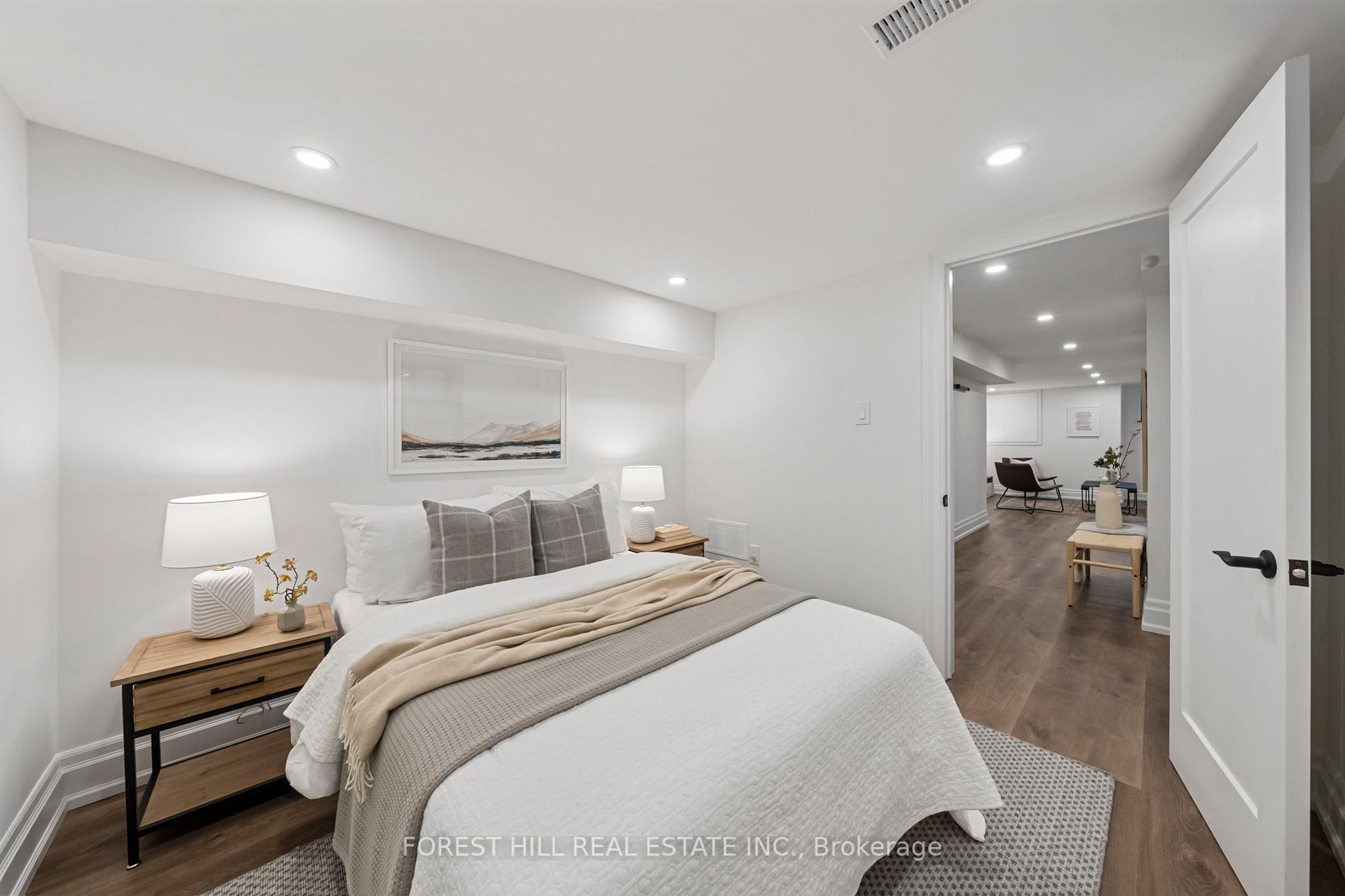 319 Indian Road Cres