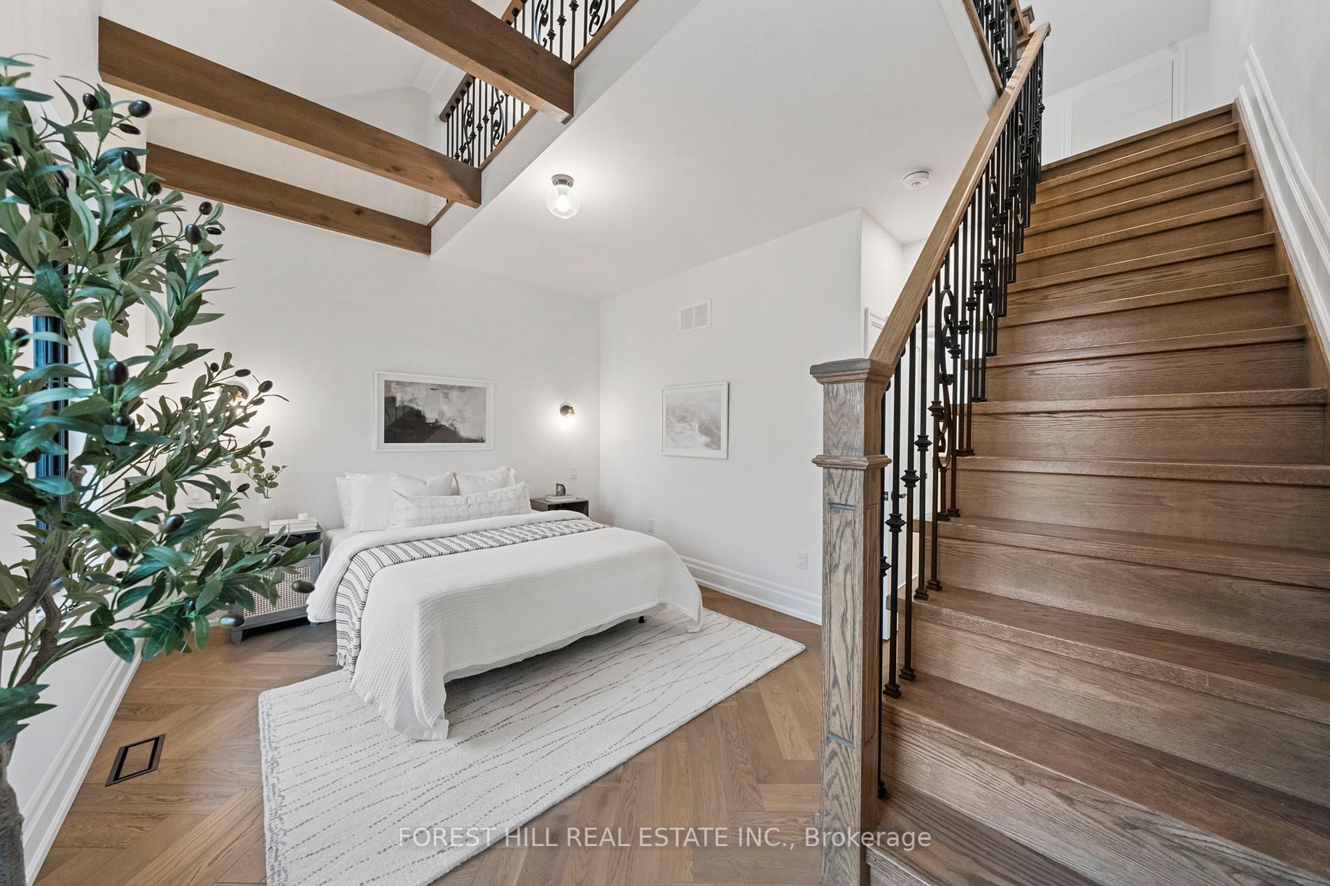 319 Indian Road Cres