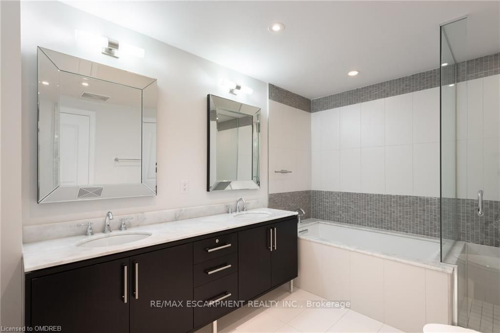 3500 Lakeshore Rd W, #228