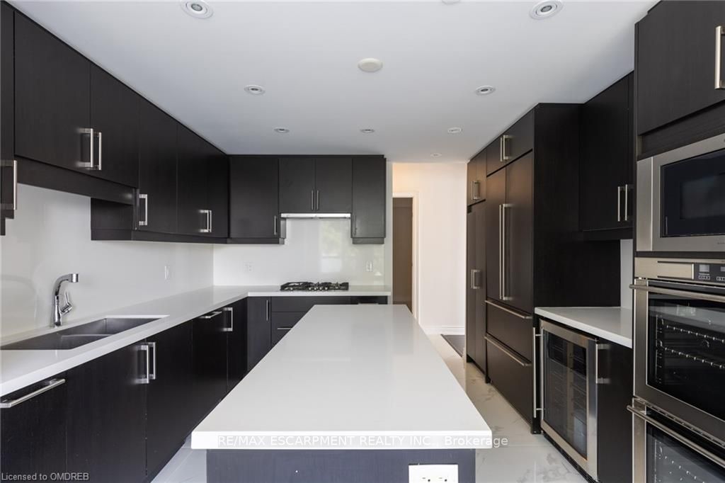 3500 Lakeshore Rd W, #228