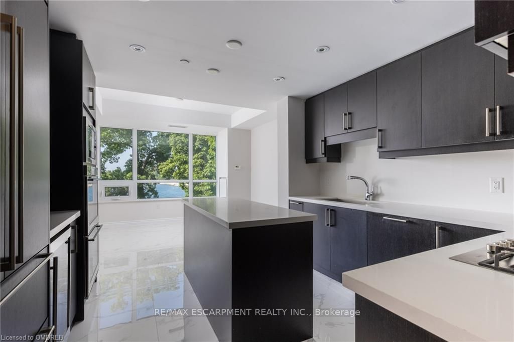 3500 Lakeshore Rd W, #228