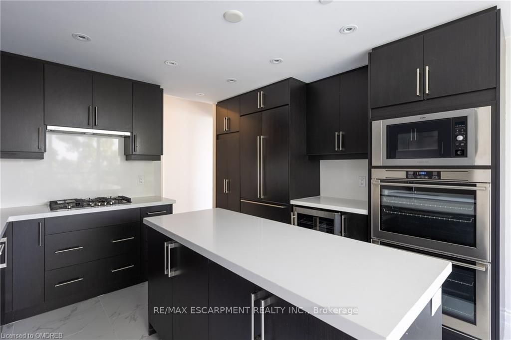 3500 Lakeshore Rd W, #228