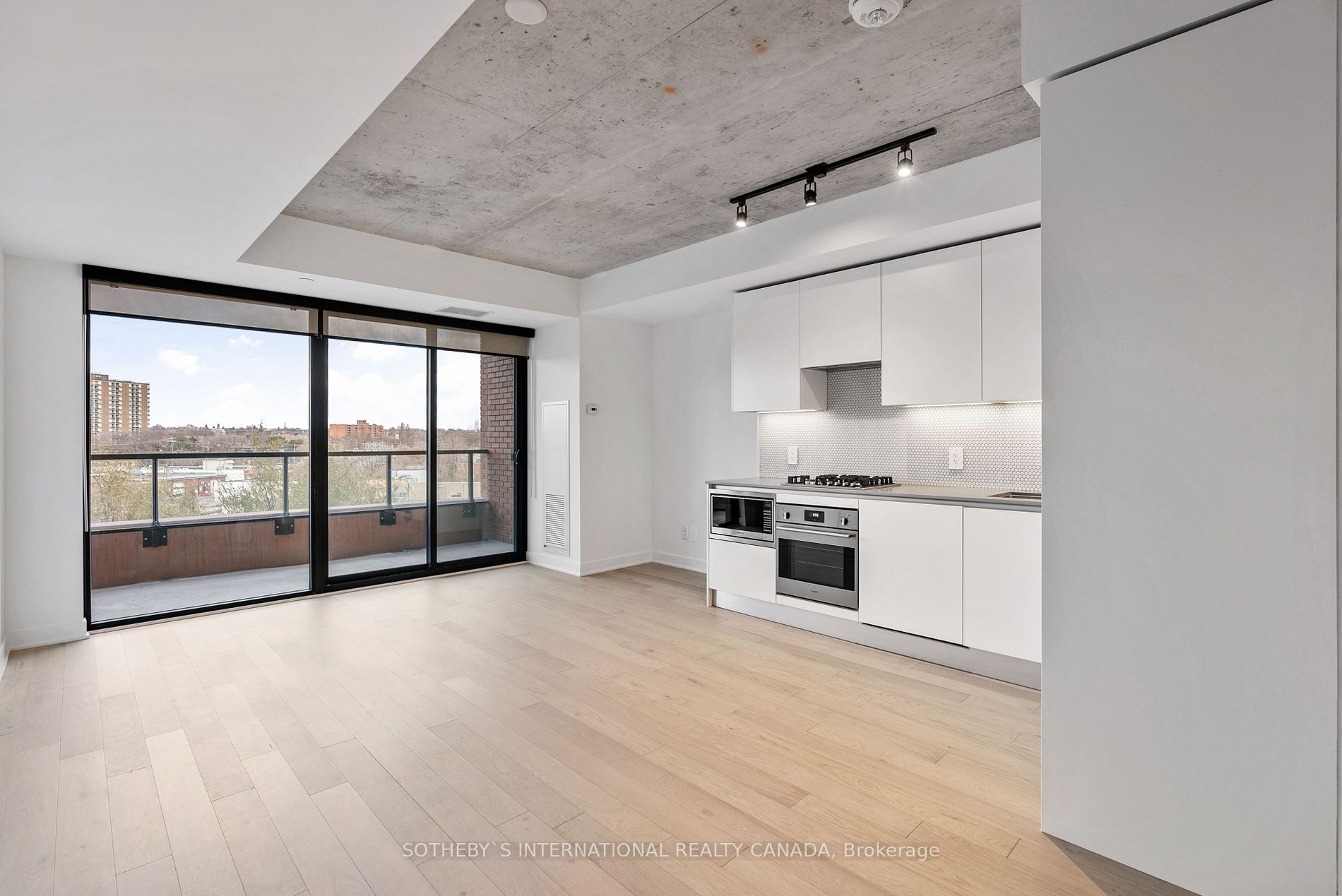 2720 Dundas St W, #513