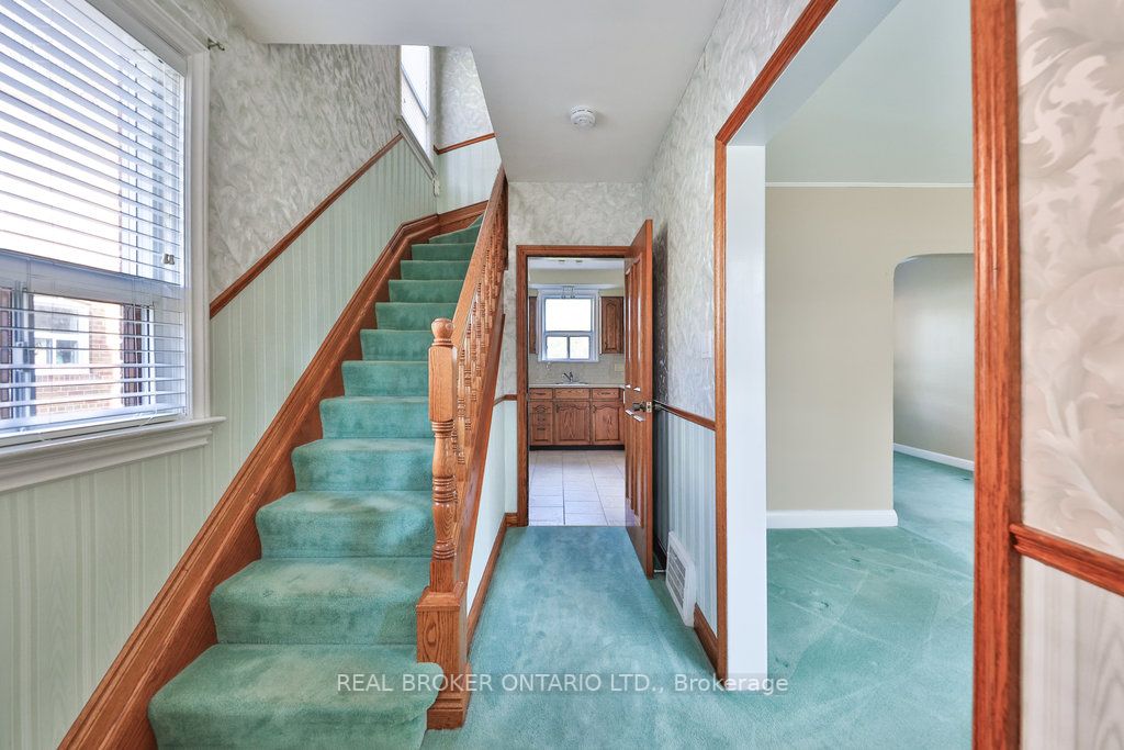 33 Allanbrooke Dr