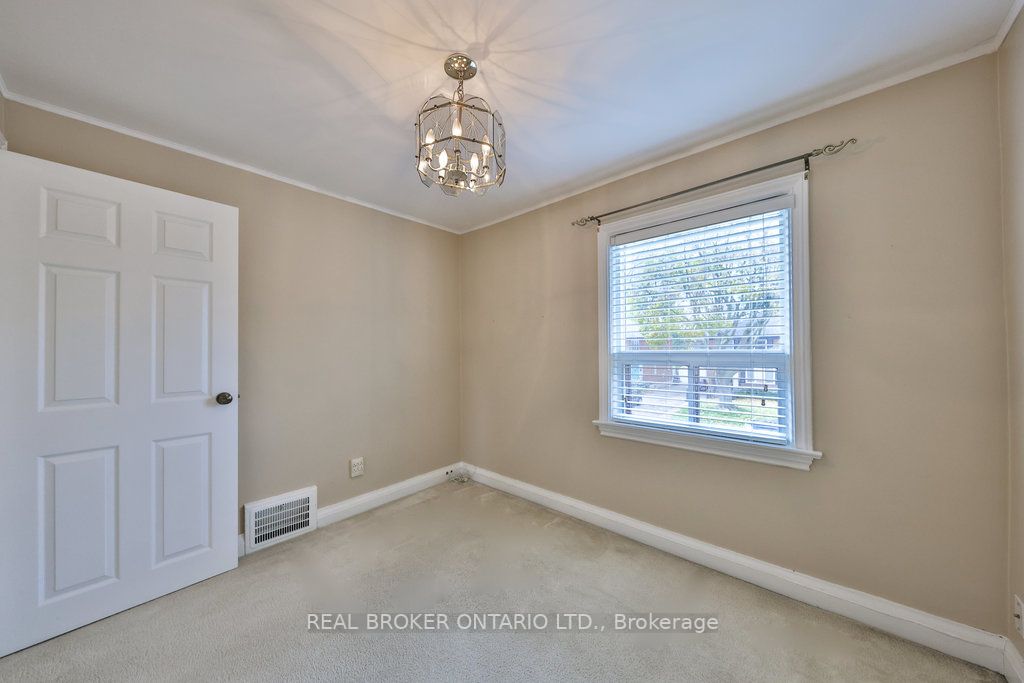 33 Allanbrooke Dr