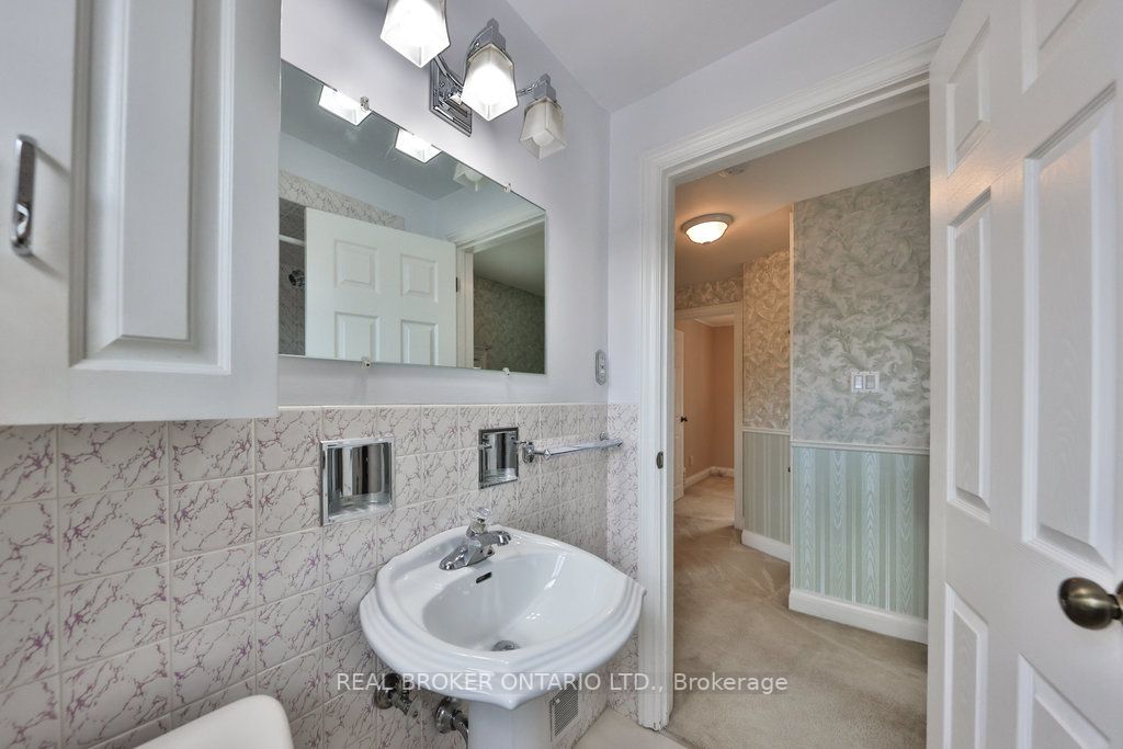 33 Allanbrooke Dr