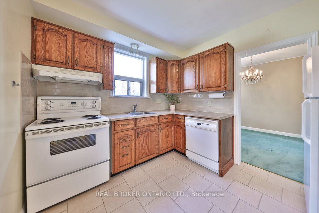 33 Allanbrooke Dr