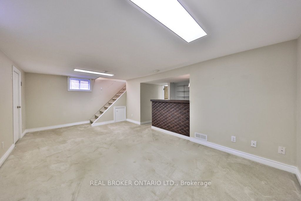 33 Allanbrooke Dr