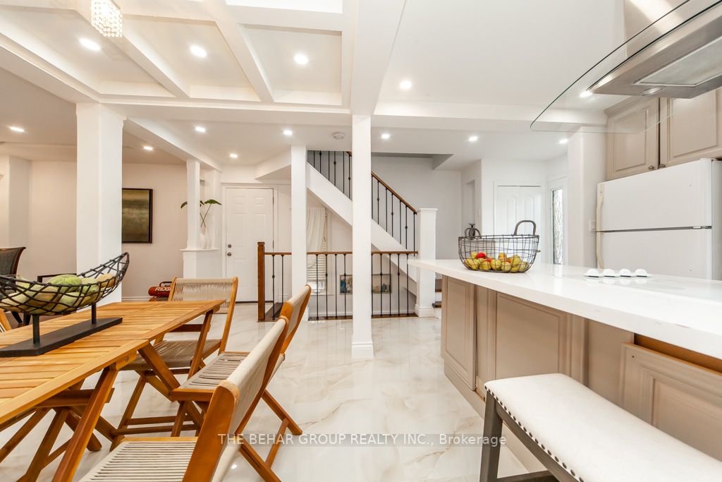 16 Campbell Crt E