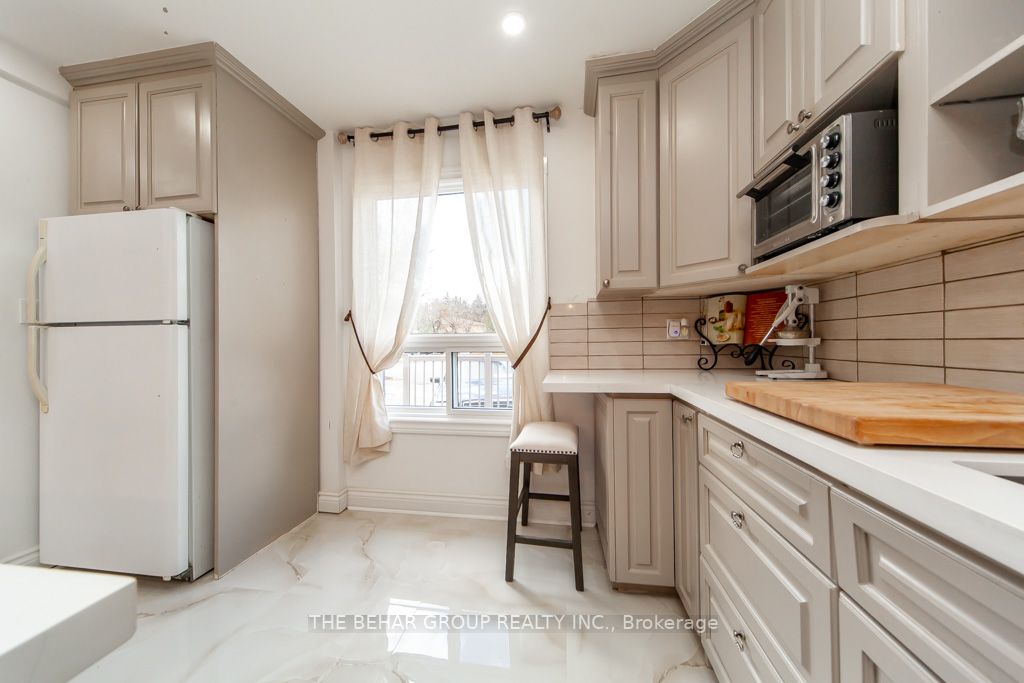 16 Campbell Crt E