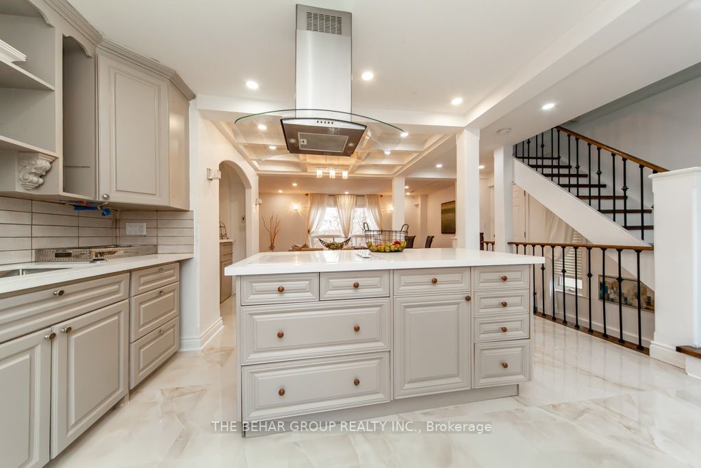 16 Campbell Crt E