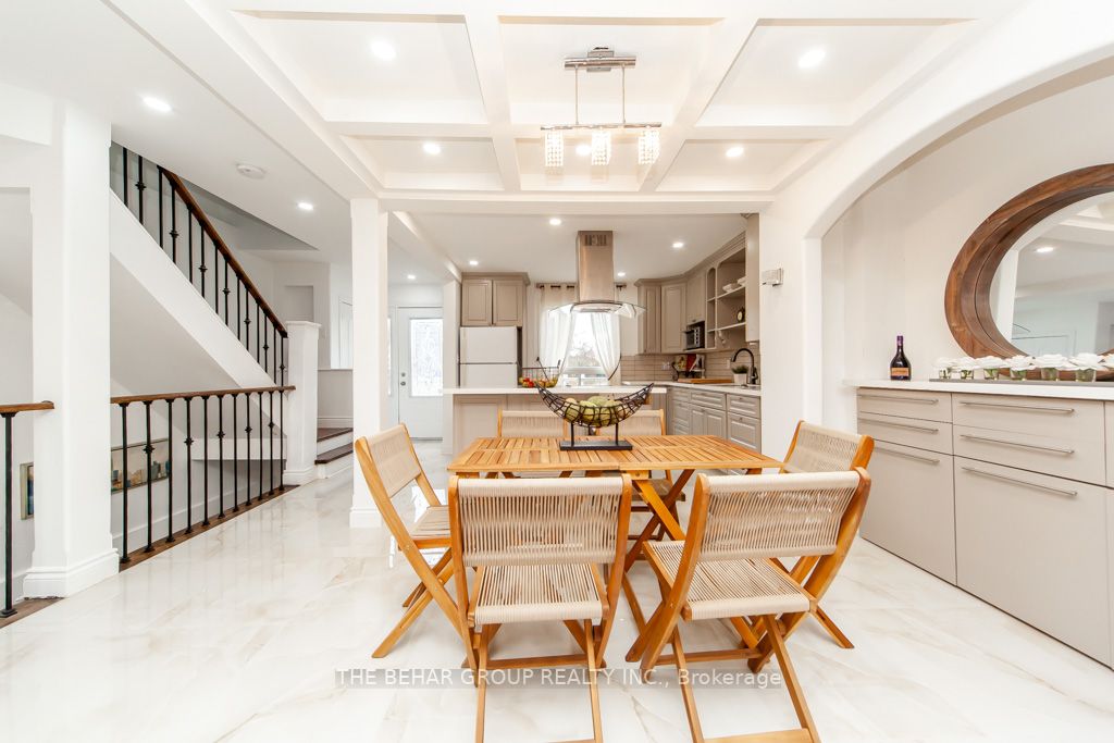 16 Campbell Crt E