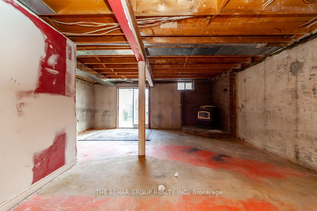 16 Campbell Crt E