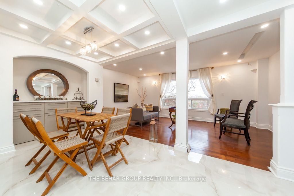 16 Campbell Crt E