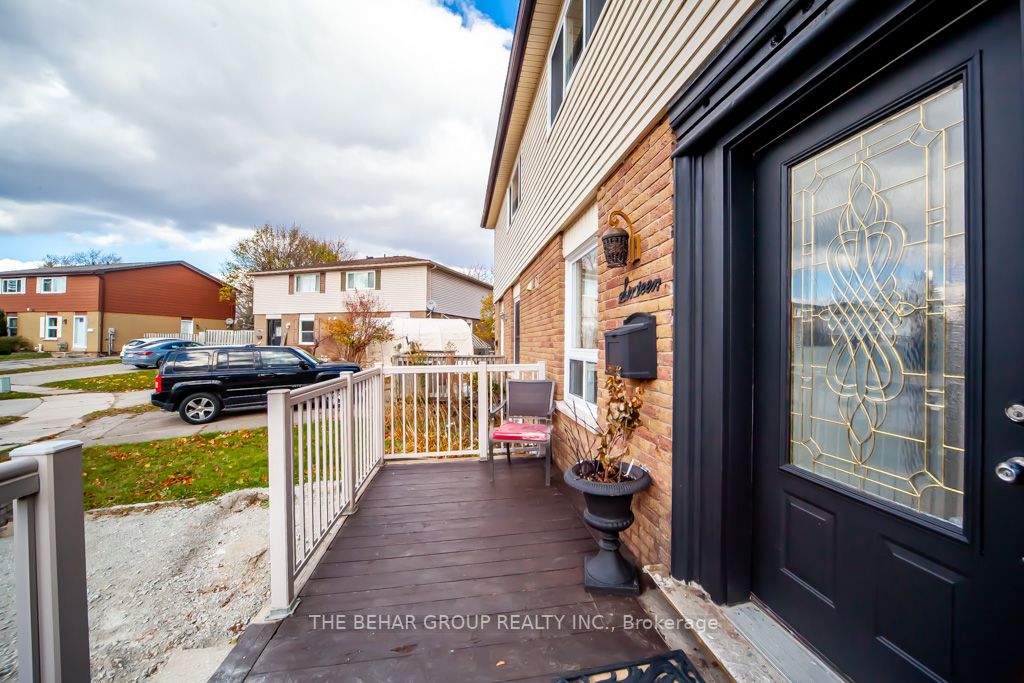 16 Campbell Crt E