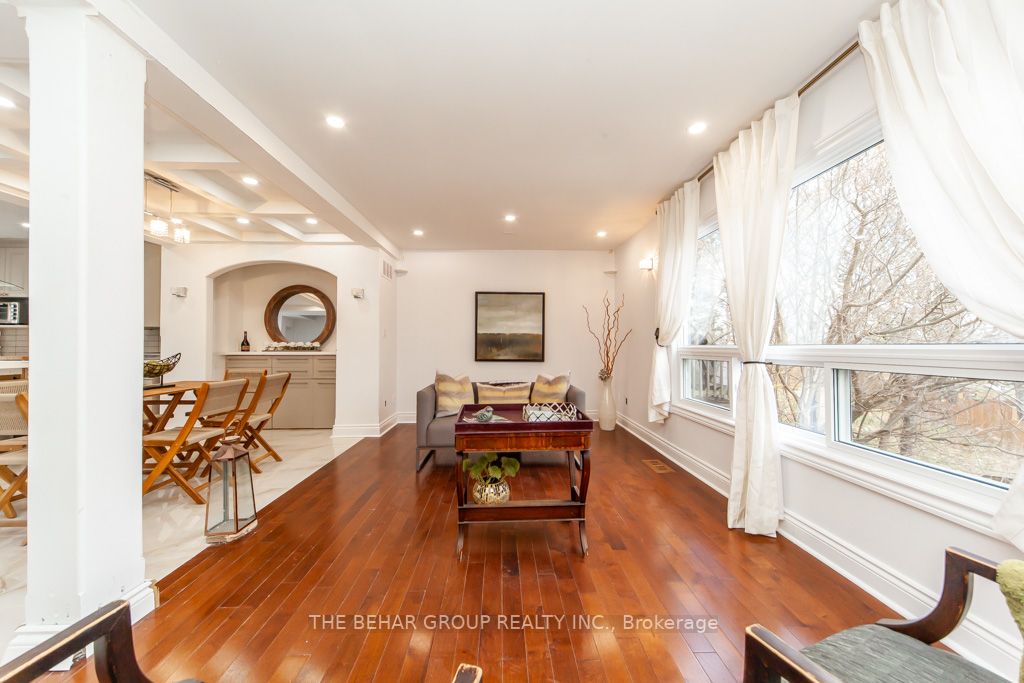16 Campbell Crt E