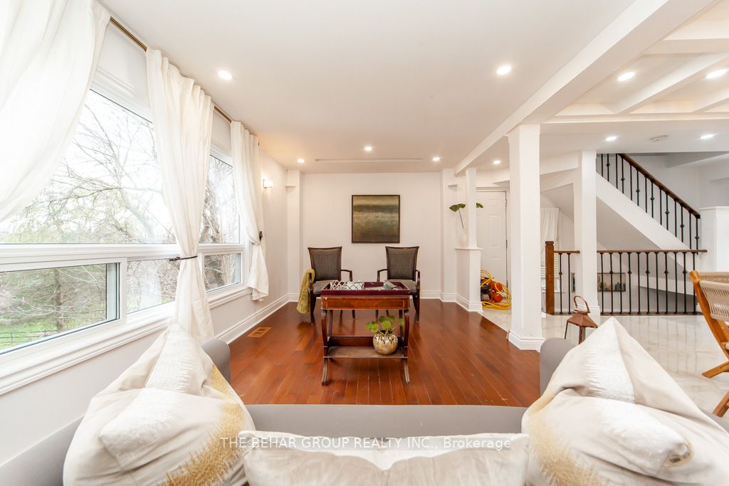 16 Campbell Crt E