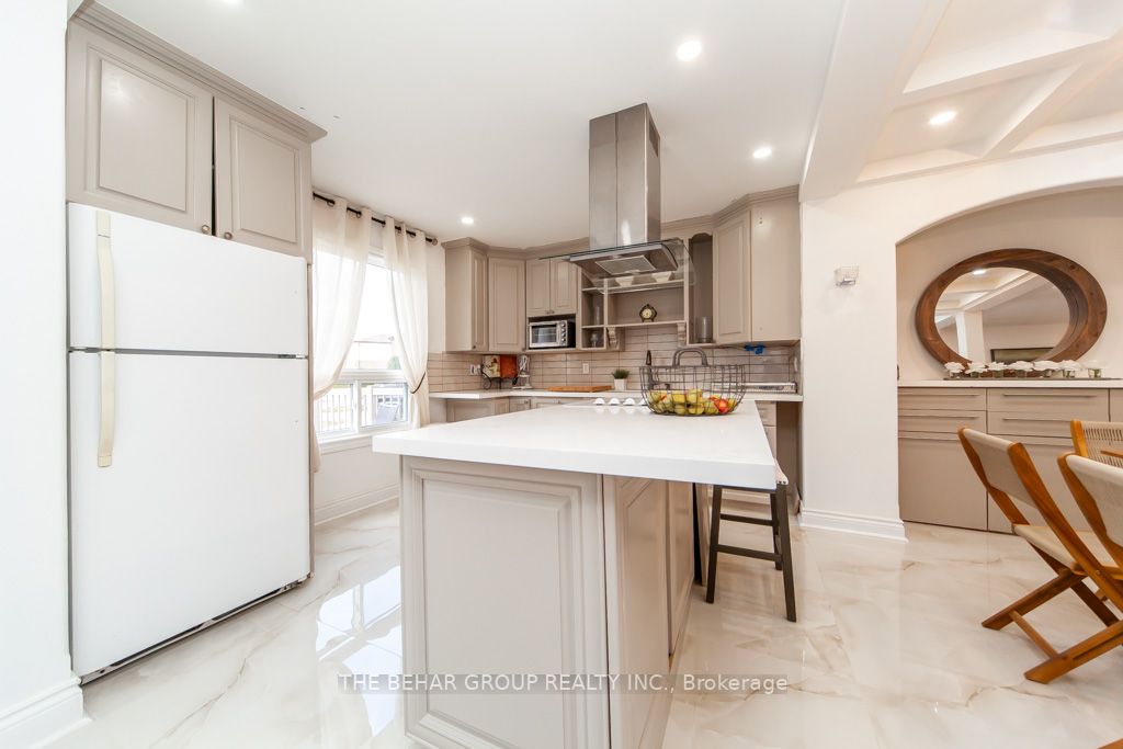 16 Campbell Crt E